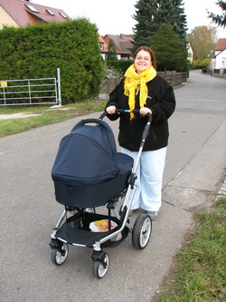 Moni mit Kinderwagen